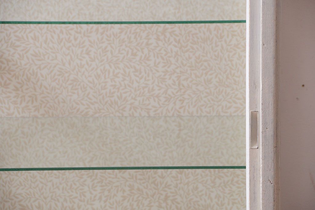 アンティーク家具　ペイント　脚付きのアンティークガラスケース(ショーケース)