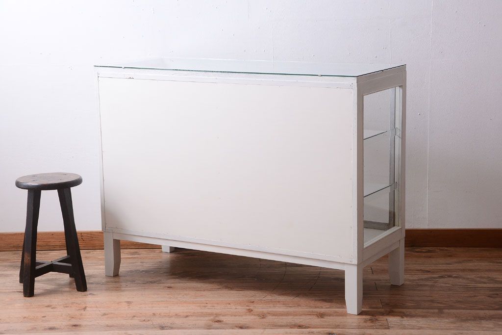 アンティーク家具　ペイント　脚付きのアンティークガラスケース(ショーケース)