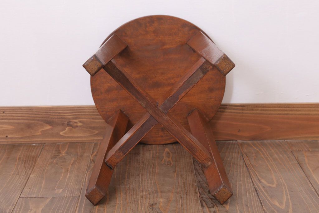 レトロ家具　アンティーク　レトロな古い木の丸スツール