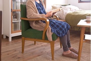 アンティーク家具 和製アンティーク オリジナル座面のナラ材アームチェア(1)