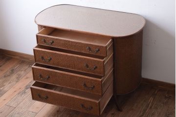 アンティーク家具　アンティーク　オーバルデザインのラタン(籐)製チェスト