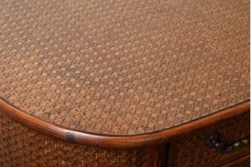 アンティーク家具　アンティーク　オーバルデザインのラタン(籐)製チェスト