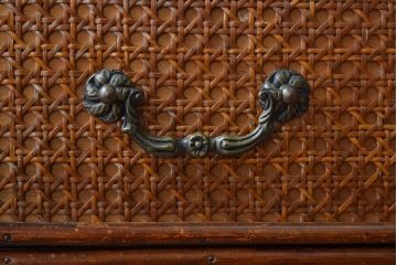 アンティーク家具　アンティーク　オーバルデザインのラタン(籐)製チェスト