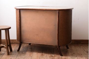 アンティーク家具　アンティーク　オーバルデザインのラタン(籐)製チェスト