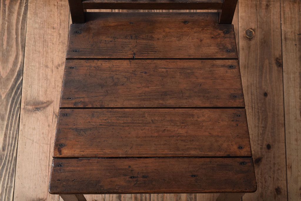 アンティーク家具　古い木のシンプルなアンティークチェア(椅子)