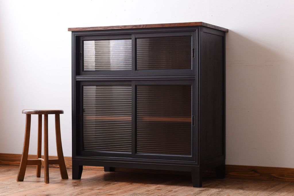 アンティーク家具　モールガラス入り!つや消しブラックペイントのカウンター戸棚