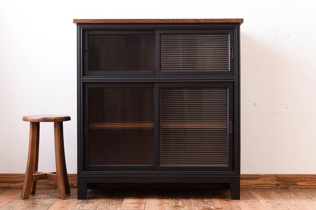 アンティーク家具　モールガラス入り!つや消しブラックペイントのカウンター戸棚