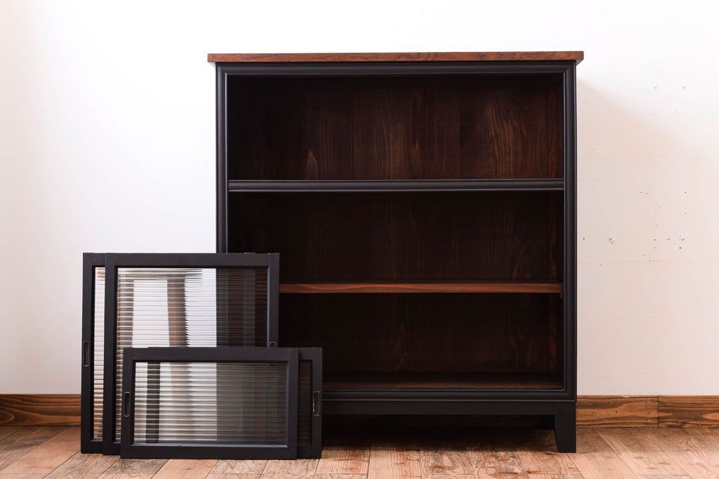 アンティーク家具　モールガラス入り!つや消しブラックペイントのカウンター戸棚