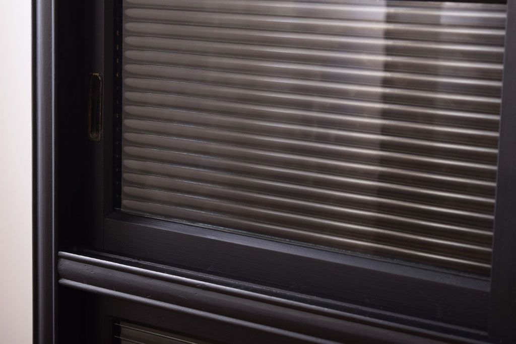 アンティーク家具　モールガラス入り!つや消しブラックペイントのカウンター戸棚