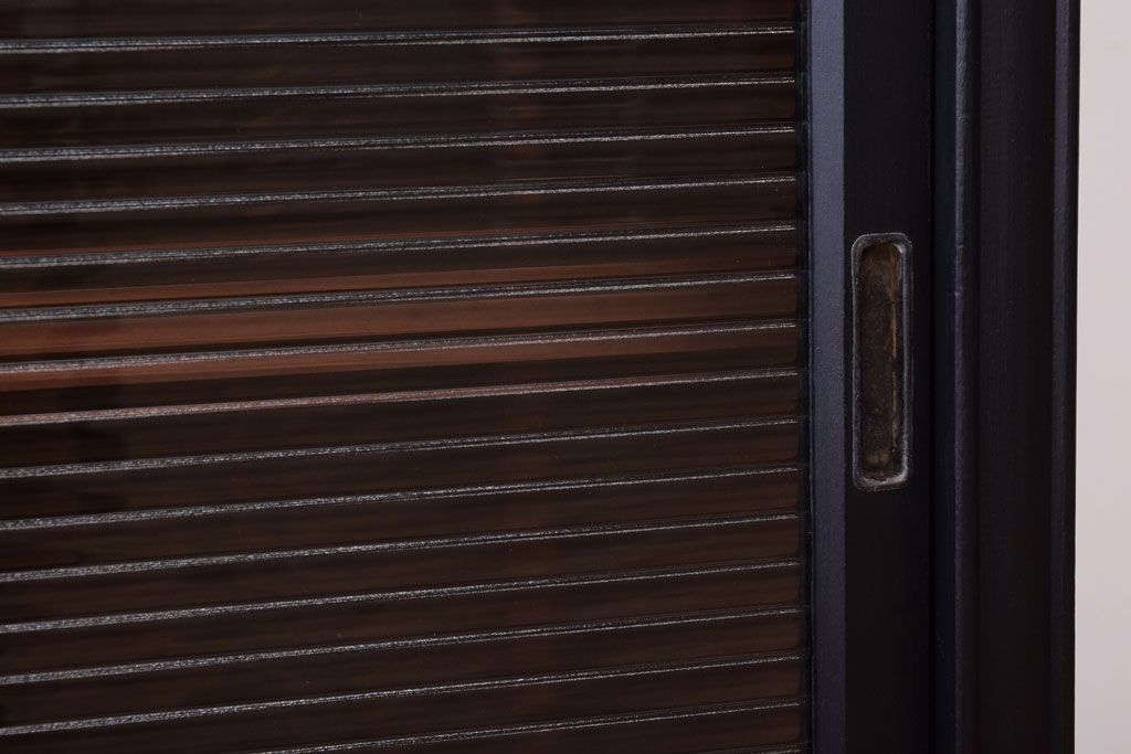 アンティーク家具　モールガラス入り!つや消しブラックペイントのカウンター戸棚