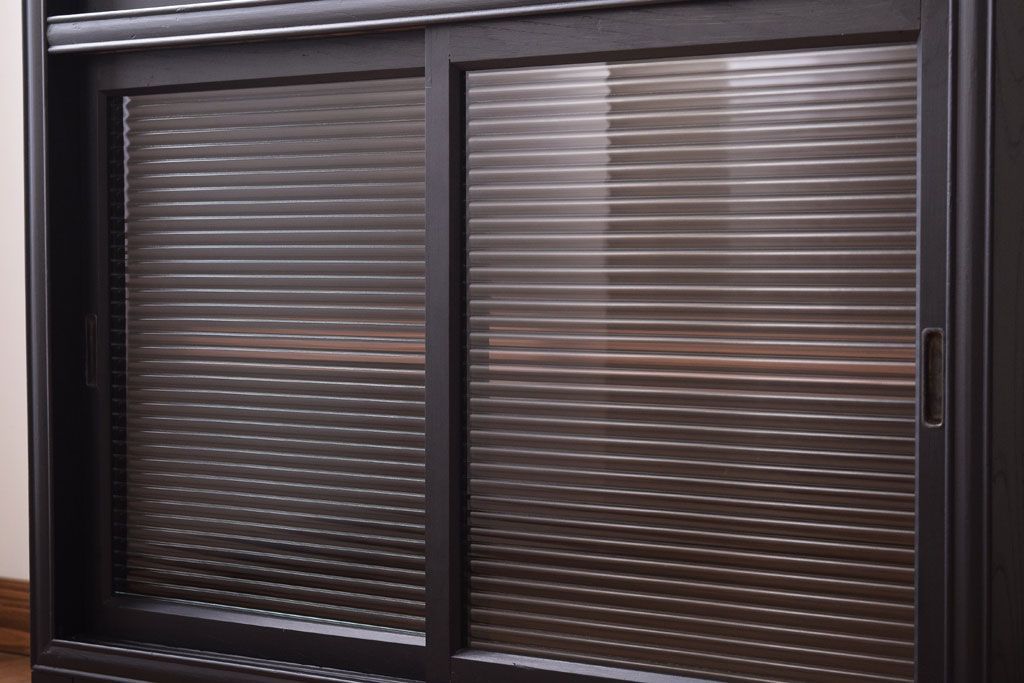 アンティーク家具　モールガラス入り!つや消しブラックペイントのカウンター戸棚