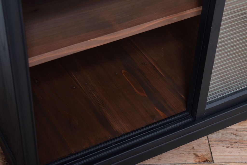 アンティーク家具　モールガラス入り!つや消しブラックペイントのカウンター戸棚