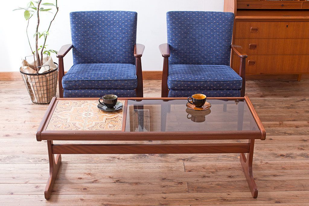 ヴィンテージ家具　G-PLAN　北欧ビンテージ　タイル&ガラストップ　チーク材のコーヒーテーブル