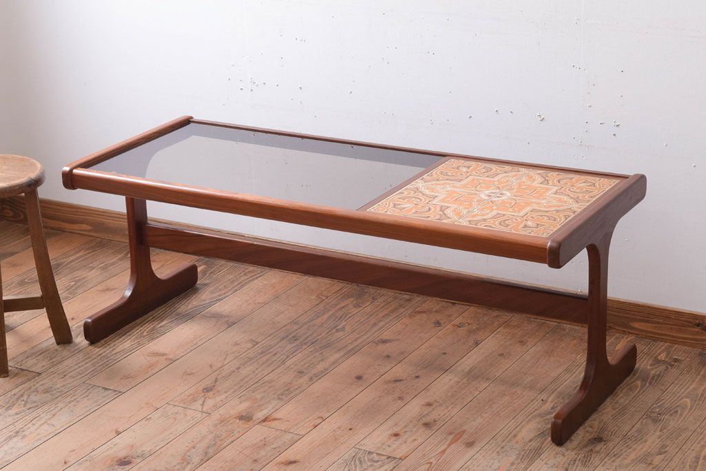 ヴィンテージ家具　G-PLAN　北欧ビンテージ　タイル&ガラストップ　チーク材のコーヒーテーブル