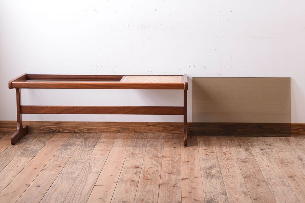 ヴィンテージ家具　G-PLAN　北欧ビンテージ　タイル&ガラストップ　チーク材のコーヒーテーブル