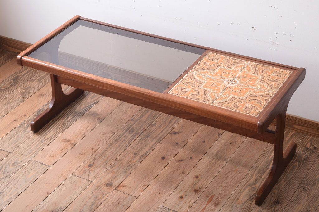 ヴィンテージ家具　G-PLAN　北欧ビンテージ　タイル&ガラストップ　チーク材のコーヒーテーブル