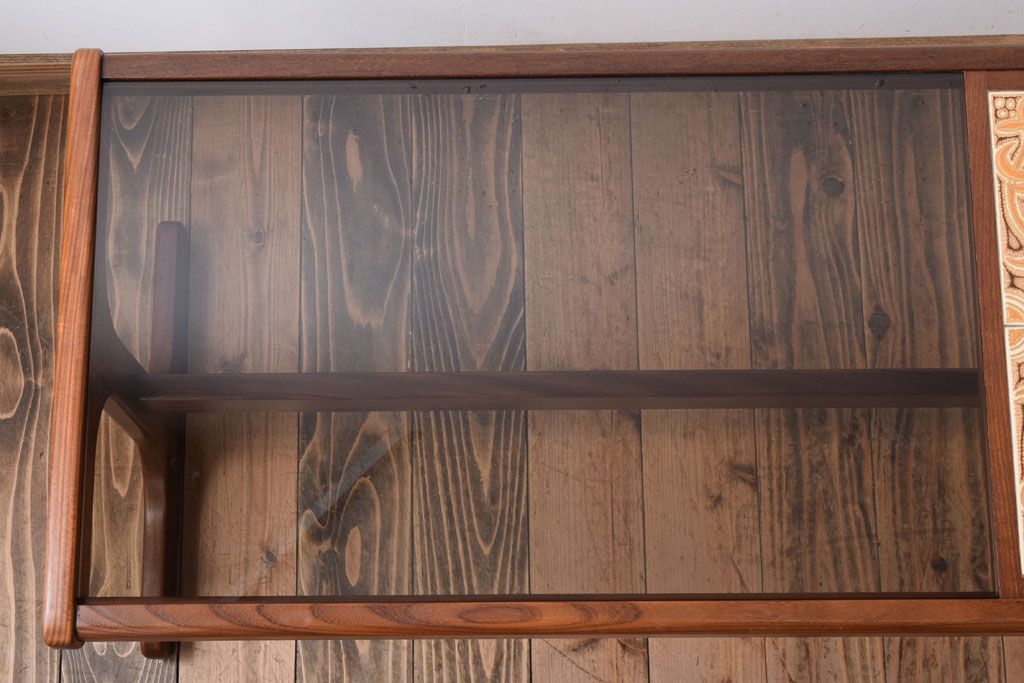 ヴィンテージ家具　G-PLAN　北欧ビンテージ　タイル&ガラストップ　チーク材のコーヒーテーブル