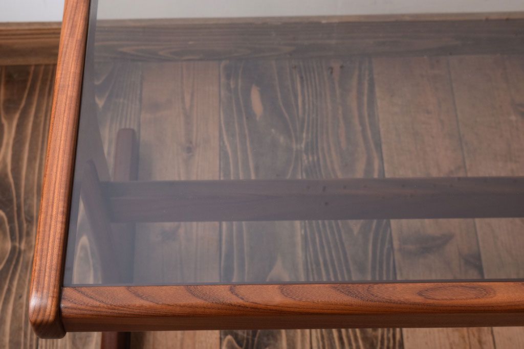 ヴィンテージ家具　G-PLAN　北欧ビンテージ　タイル&ガラストップ　チーク材のコーヒーテーブル