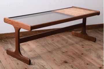ヴィンテージ家具　G-PLAN　北欧ビンテージ　タイル&ガラストップ　チーク材のコーヒーテーブル