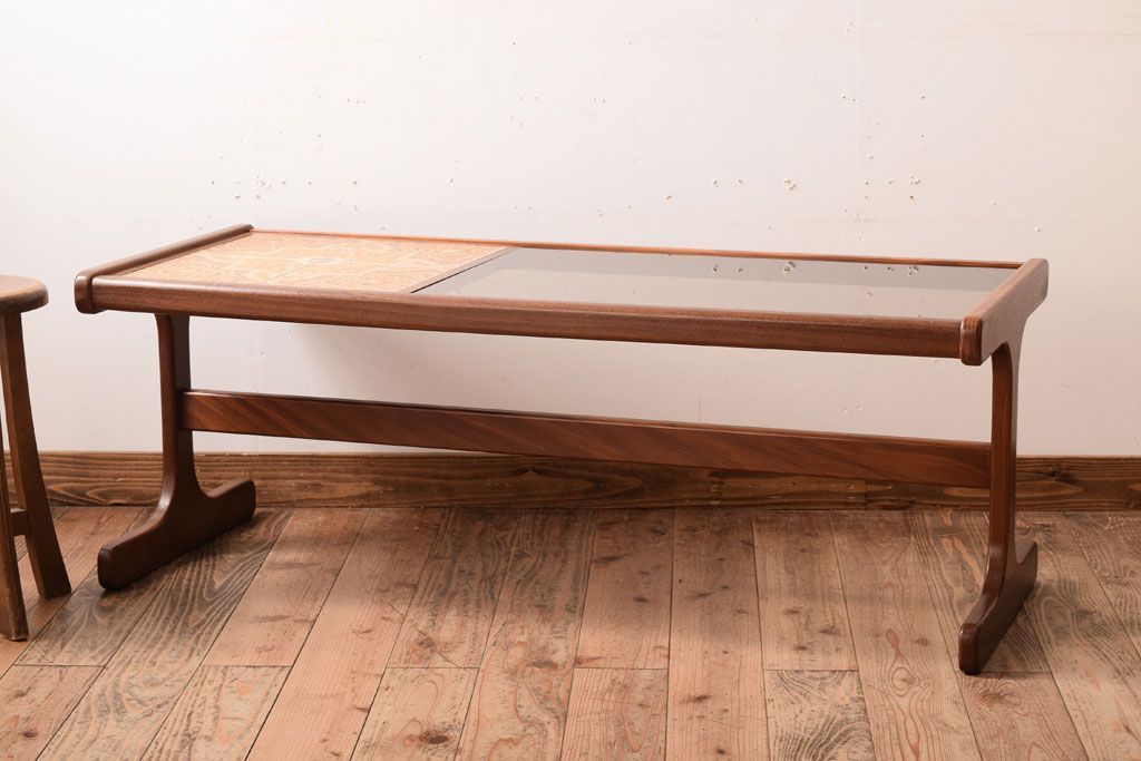 ヴィンテージ家具　G-PLAN　北欧ビンテージ　タイル&ガラストップ　チーク材のコーヒーテーブル
