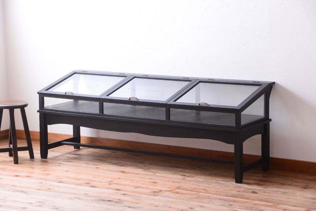 アンティーク家具　ペイント　扉(蓋)付きのアンティークガラスケース(ショーケース)