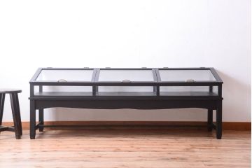 アンティーク家具　ペイント　扉(蓋)付きのアンティークガラスケース(ショーケース)