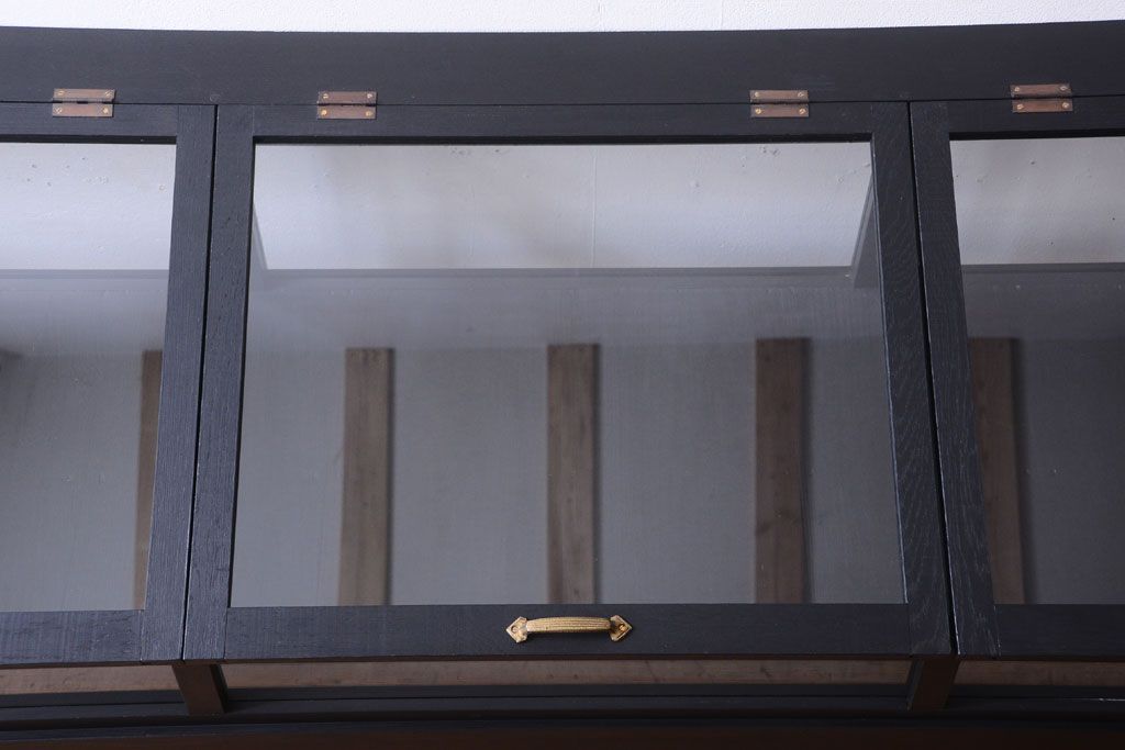 アンティーク家具　ペイント　扉(蓋)付きのアンティークガラスケース(ショーケース)