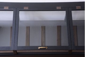 アンティーク家具　ペイント　扉(蓋)付きのアンティークガラスケース(ショーケース)