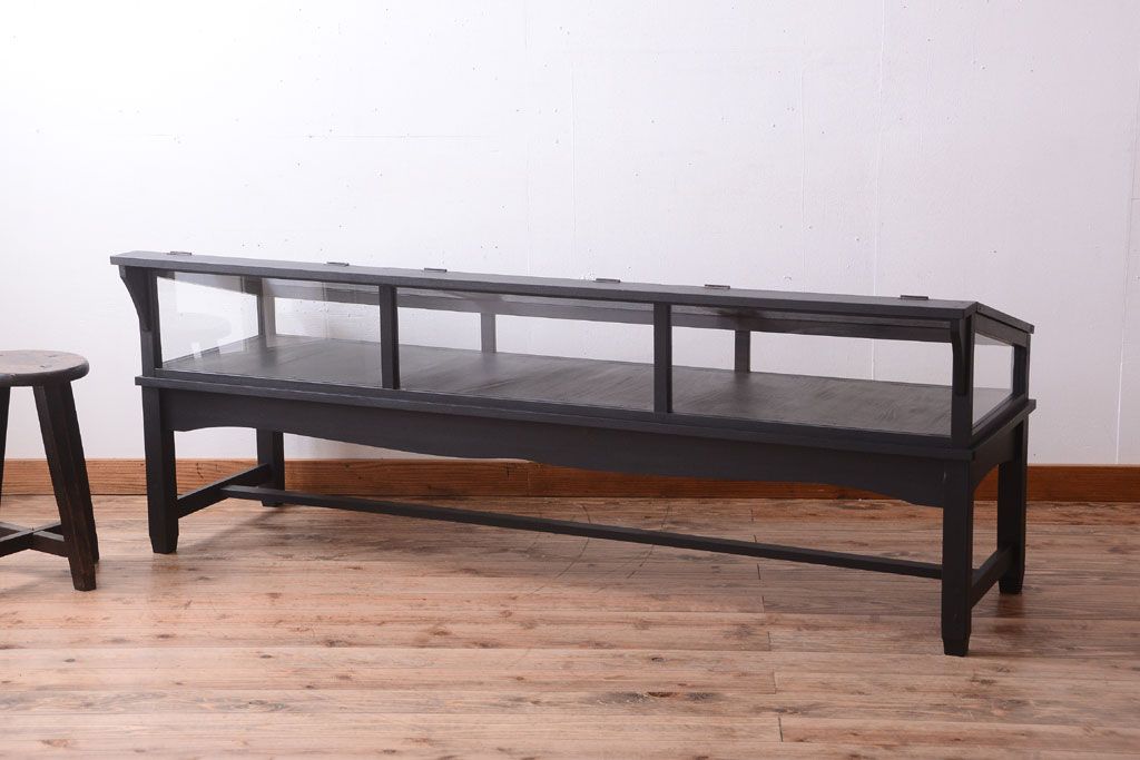 アンティーク家具　ペイント　扉(蓋)付きのアンティークガラスケース(ショーケース)