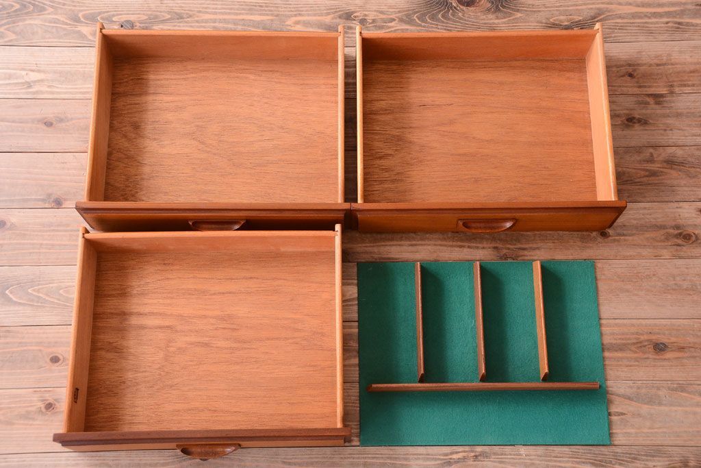 ヴィンテージ家具　William Lawrence(ウィリアム・ローレンス)　北欧ビンテージ　チーク材のサイドボード