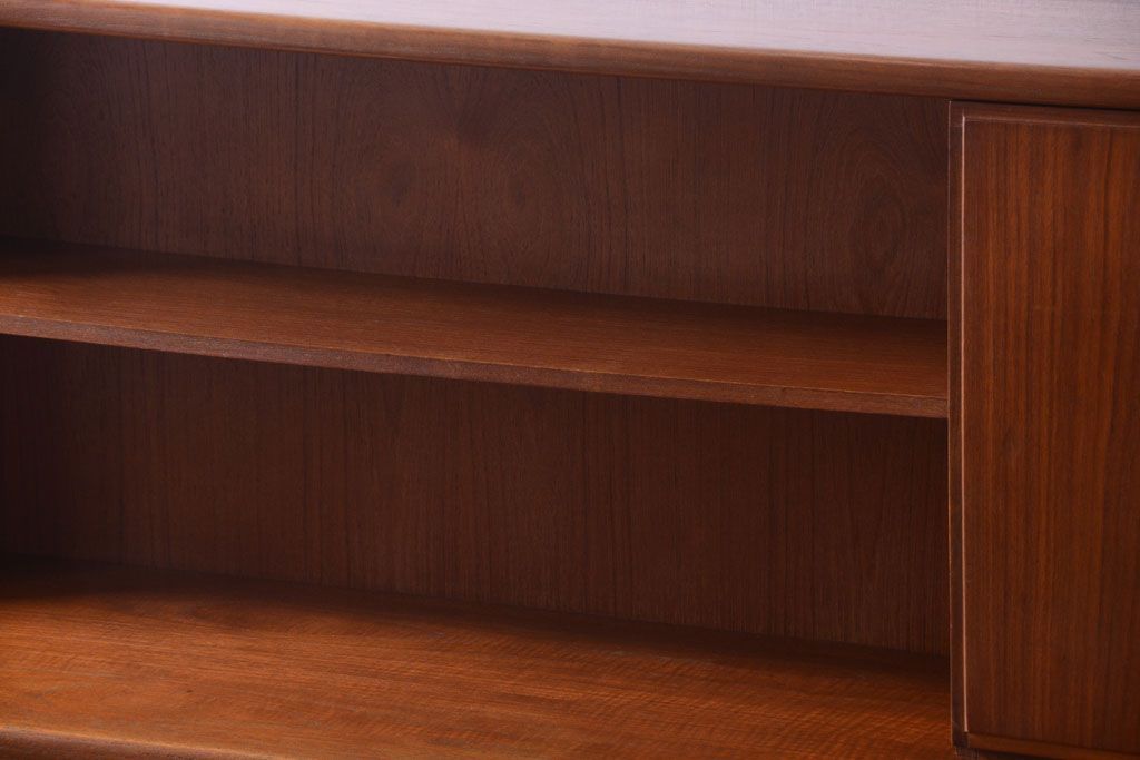 ヴィンテージ家具　William Lawrence(ウィリアム・ローレンス)　北欧ビンテージ　チーク材のサイドボード