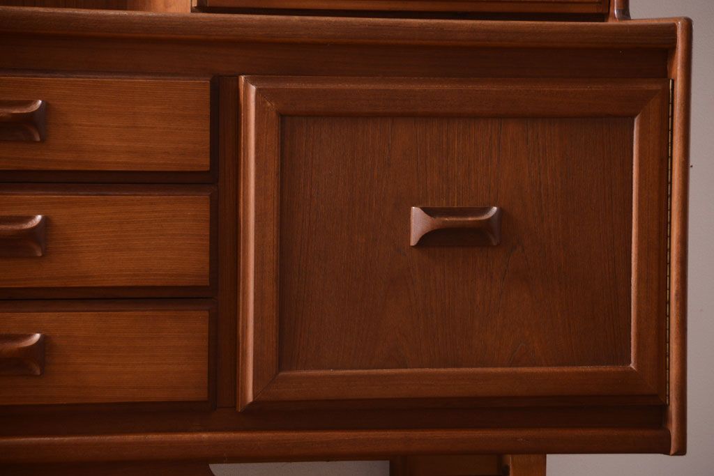 ヴィンテージ家具　William Lawrence(ウィリアム・ローレンス)　北欧ビンテージ　チーク材のサイドボード