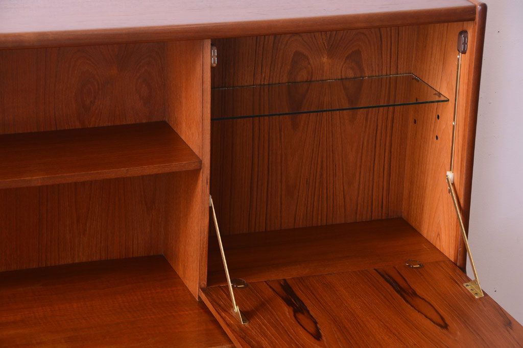 ヴィンテージ家具　William Lawrence(ウィリアム・ローレンス)　北欧ビンテージ　チーク材のサイドボード