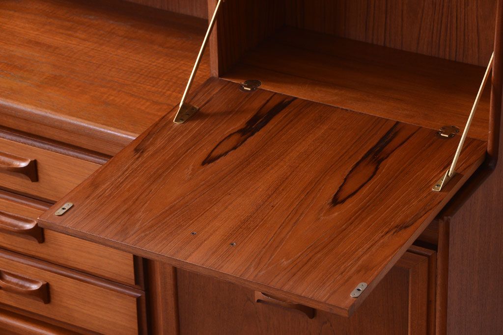 ヴィンテージ家具　William Lawrence(ウィリアム・ローレンス)　北欧ビンテージ　チーク材のサイドボード