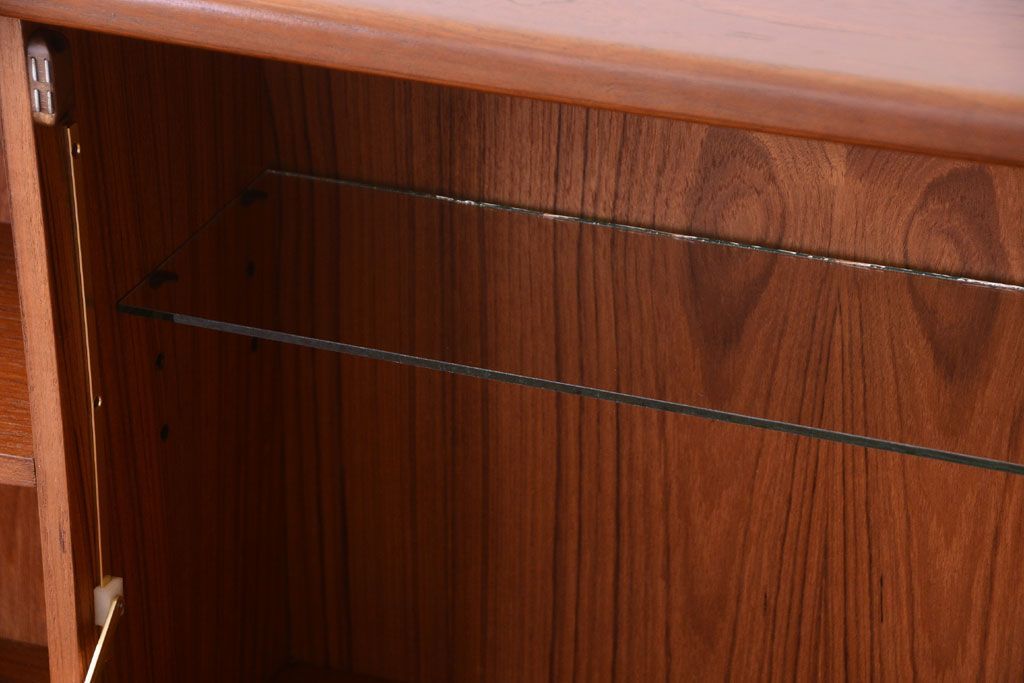 ヴィンテージ家具　William Lawrence(ウィリアム・ローレンス)　北欧ビンテージ　チーク材のサイドボード