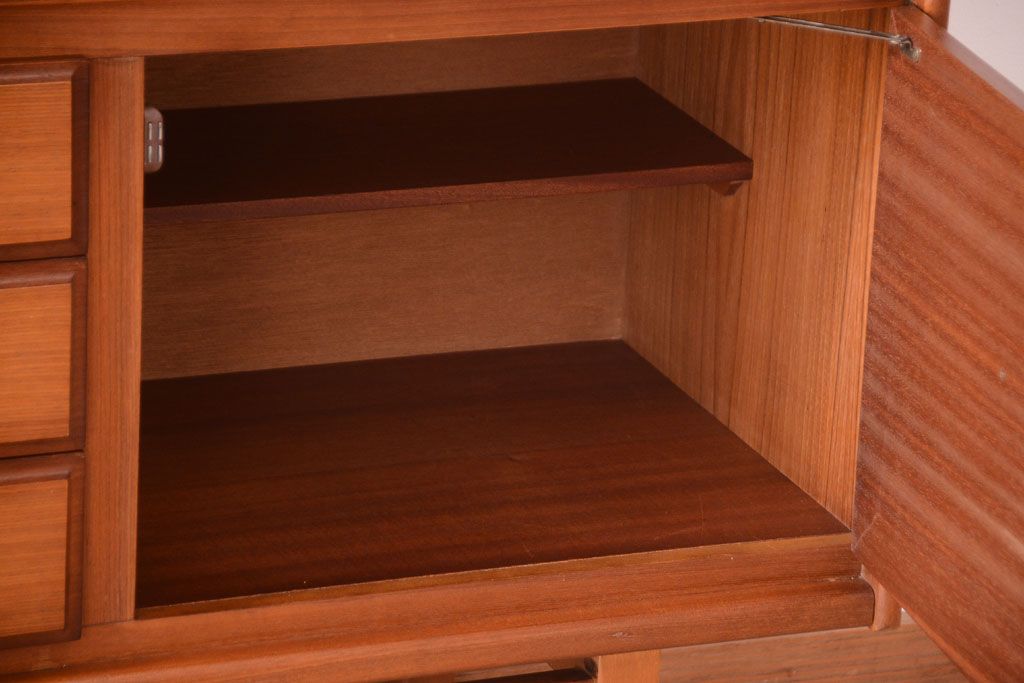 ヴィンテージ家具　William Lawrence(ウィリアム・ローレンス)　北欧ビンテージ　チーク材のサイドボード