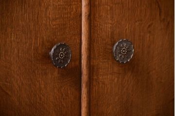 ヴィンテージ家具　オーク材を使用したイギリスビンテージの上質な収納棚(戸棚)