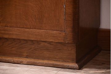ヴィンテージ家具　オーク材を使用したイギリスビンテージの上質な収納棚(戸棚)