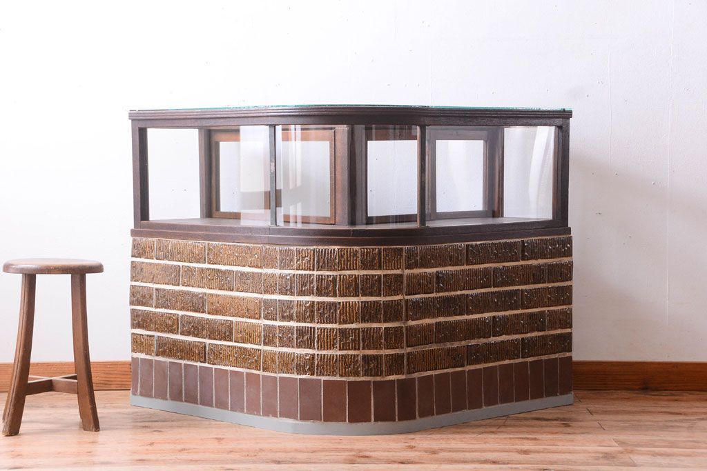 アンティーク家具　和製アンティークの小ぶりなRガラスケース(ショーケース)