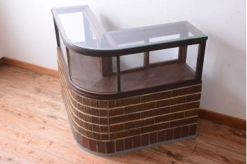 アンティーク家具　和製アンティークの小ぶりなRガラスケース(ショーケース)