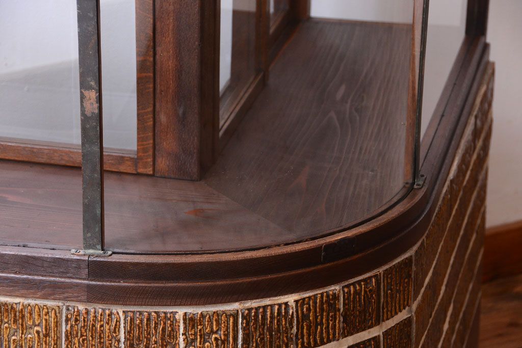 アンティーク家具　和製アンティークの小ぶりなRガラスケース(ショーケース)