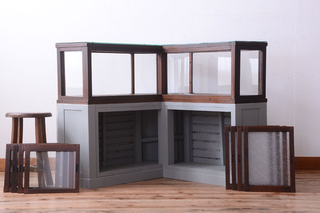 アンティーク家具　和製アンティークの小ぶりなRガラスケース(ショーケース)