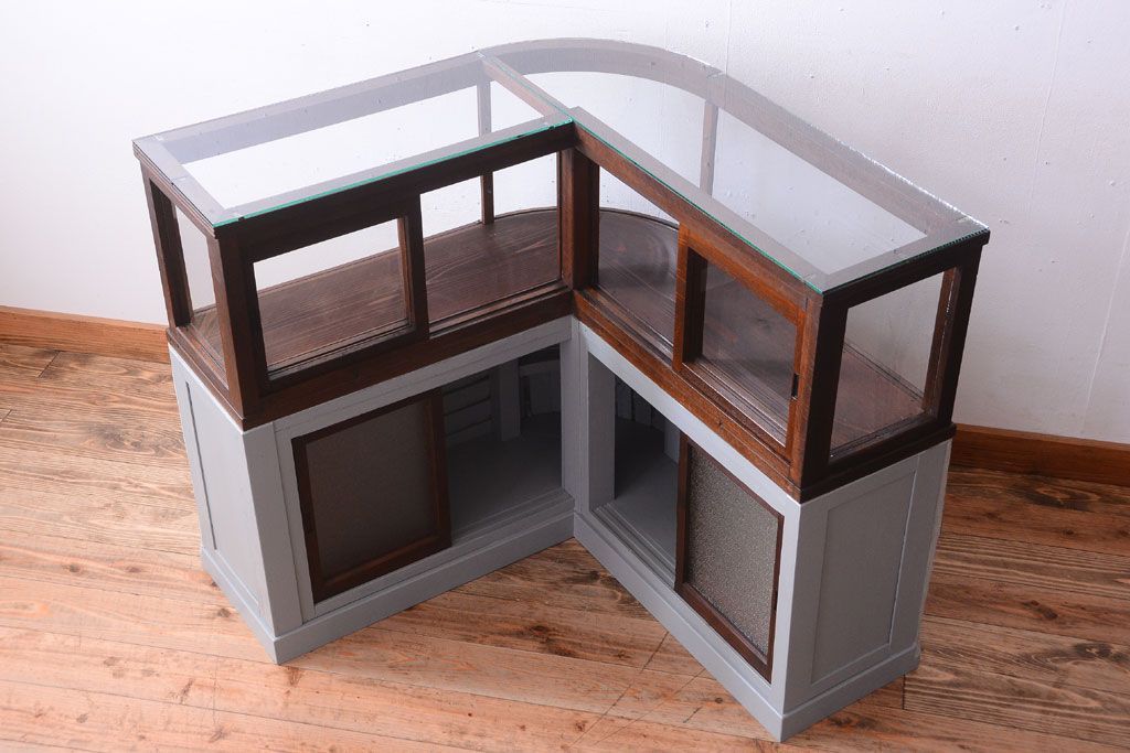 アンティーク家具　和製アンティークの小ぶりなRガラスケース(ショーケース)