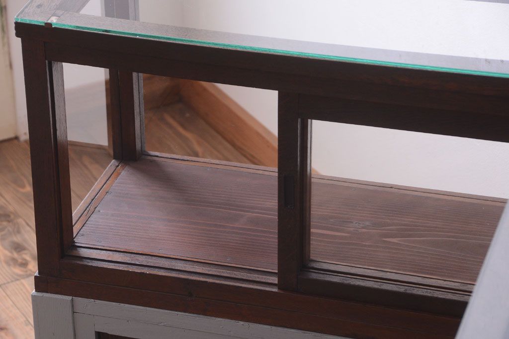 アンティーク家具　和製アンティークの小ぶりなRガラスケース(ショーケース)