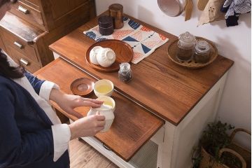 アンティーク家具　モールガラス入り!アンティークペイントのガラス戸収納棚(サイドキャビネット)