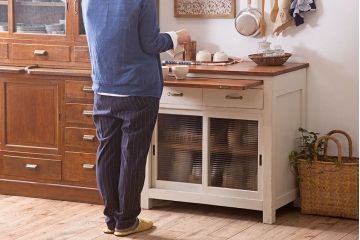 アンティーク家具　モールガラス入り!アンティークペイントのガラス戸収納棚(サイドキャビネット)