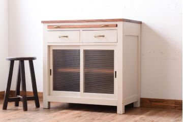 アンティーク家具　モールガラス入り!アンティークペイントのガラス戸収納棚(サイドキャビネット)