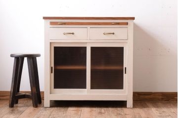 アンティーク家具　モールガラス入り!アンティークペイントのガラス戸収納棚(サイドキャビネット)