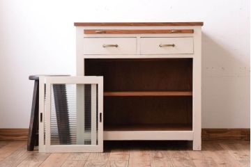 アンティーク家具　モールガラス入り!アンティークペイントのガラス戸収納棚(サイドキャビネット)