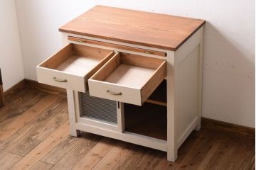 アンティーク家具　モールガラス入り!アンティークペイントのガラス戸収納棚(サイドキャビネット)